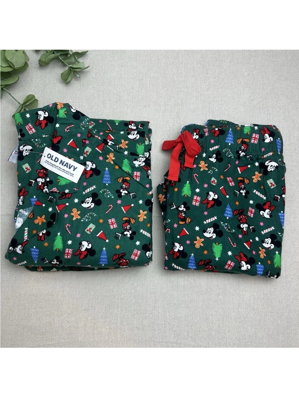 Old Navy Disney Holiday Pajama Set Shorts Long Sleeve Top NEW